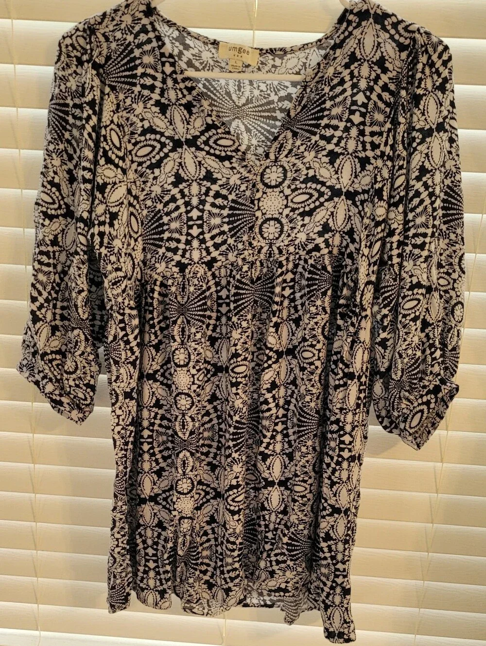 Umgee Blue and Cream Geometric V-Neck Tunic EUC - Picture 2 of 5